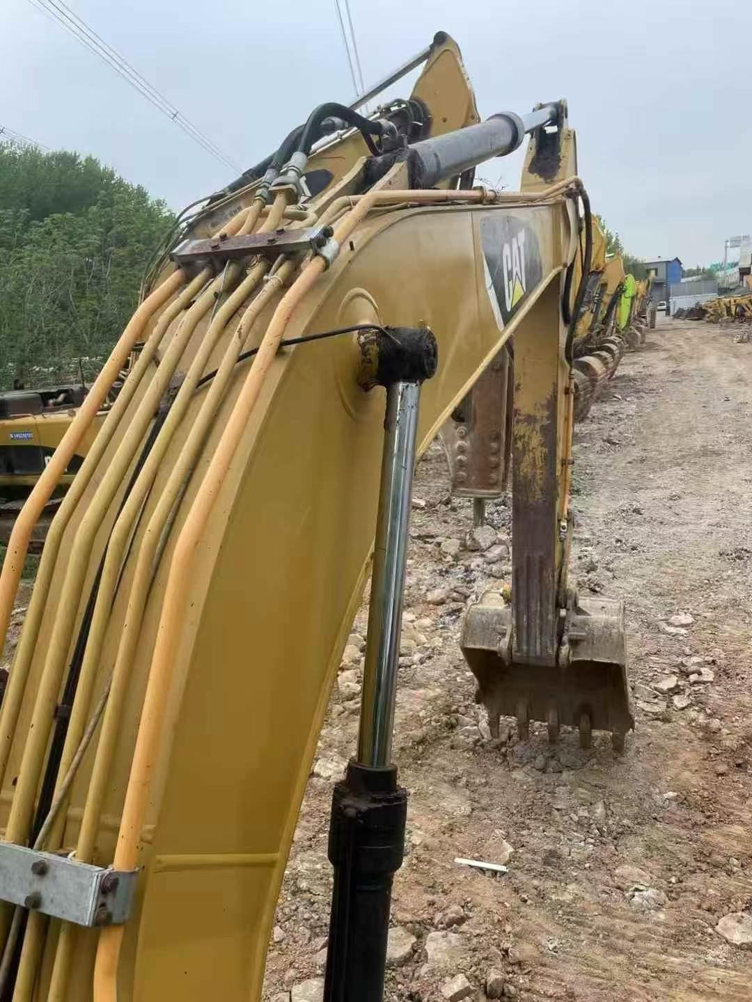 2017 Caterpillar 320D2GC вживаний екскаватор