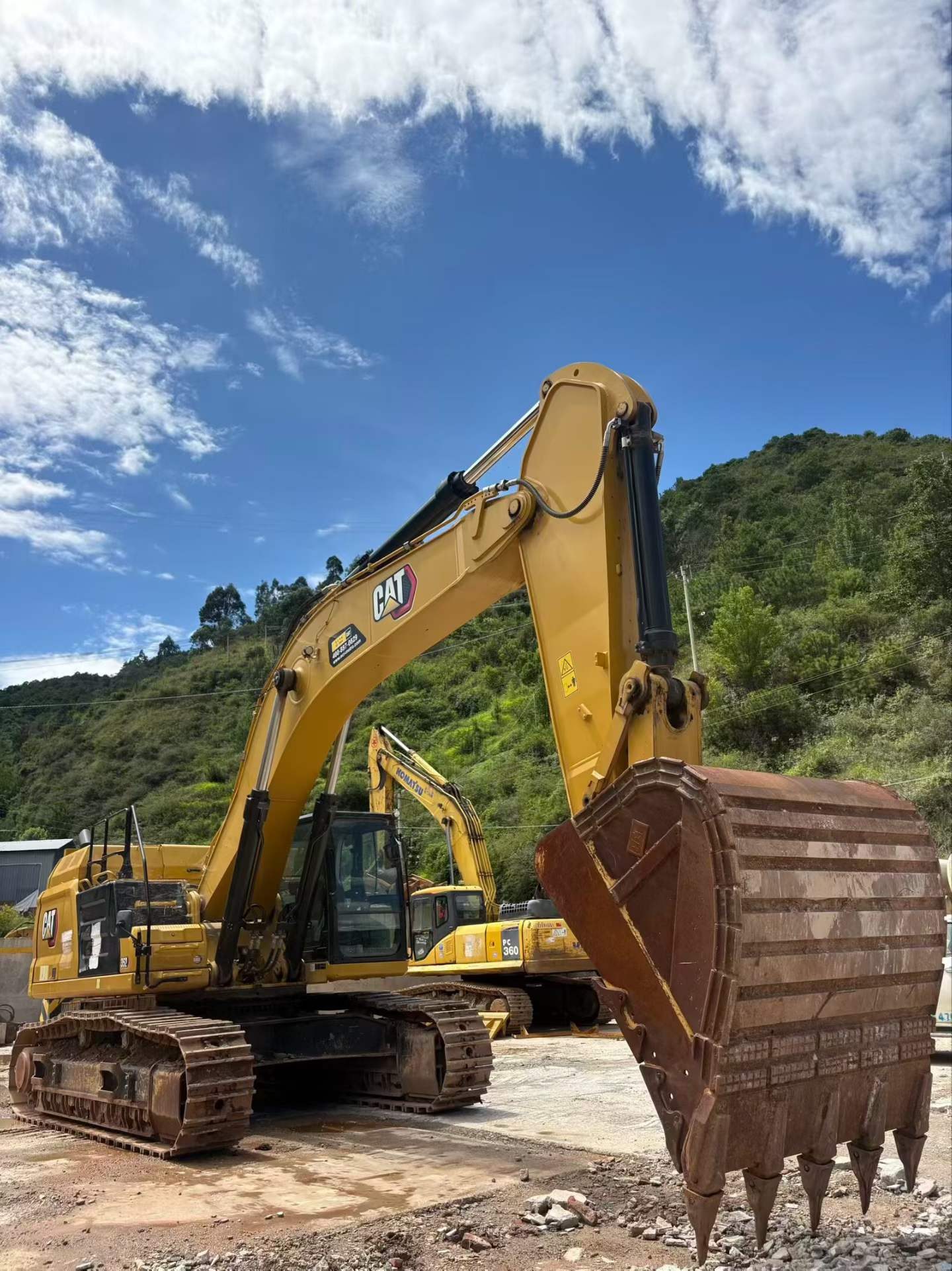 2023 рік Caterpillar 352 вживаний екскаватор