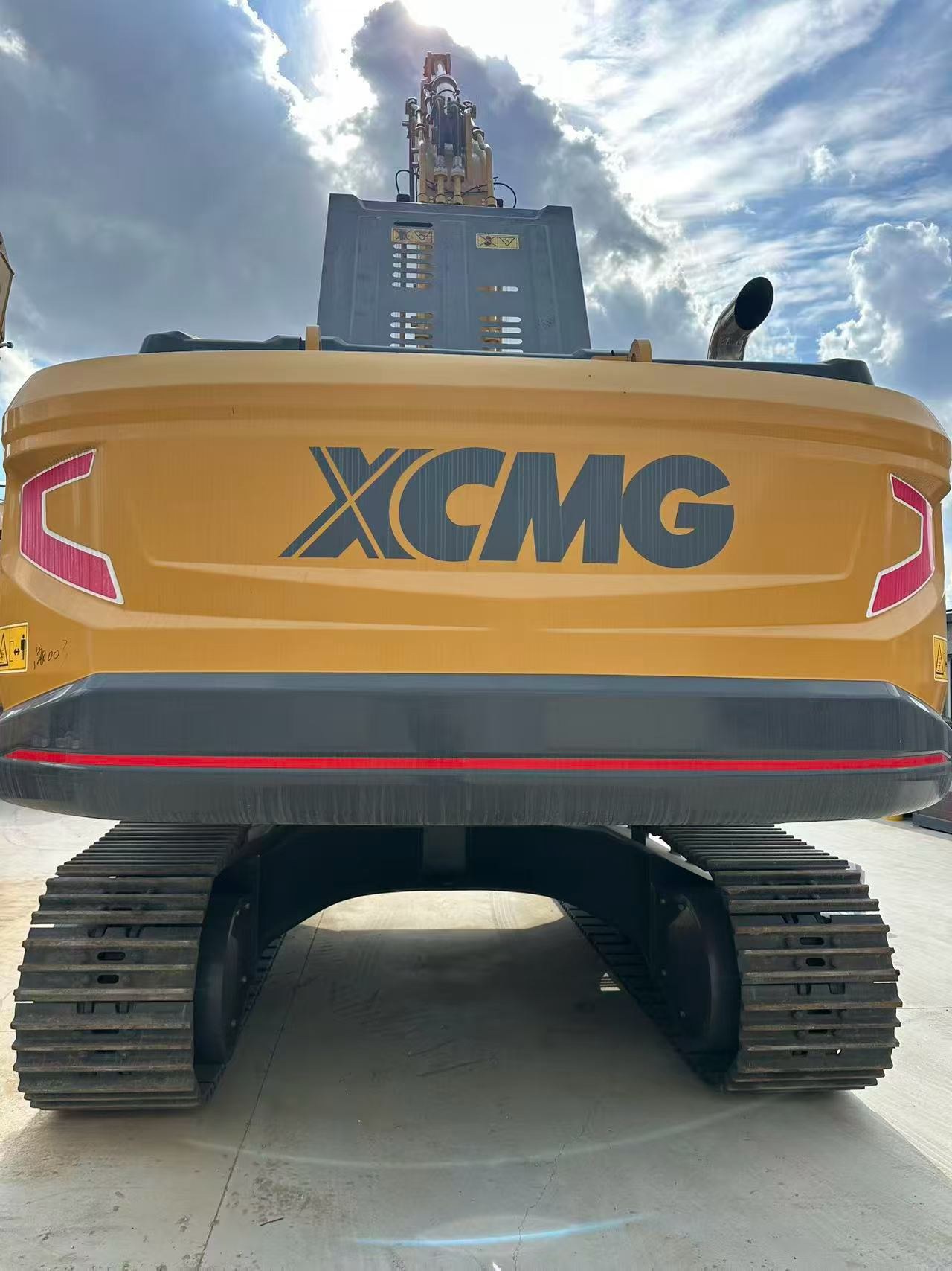 Tahun belum ditentukan XCMG 370GK excavator bekas