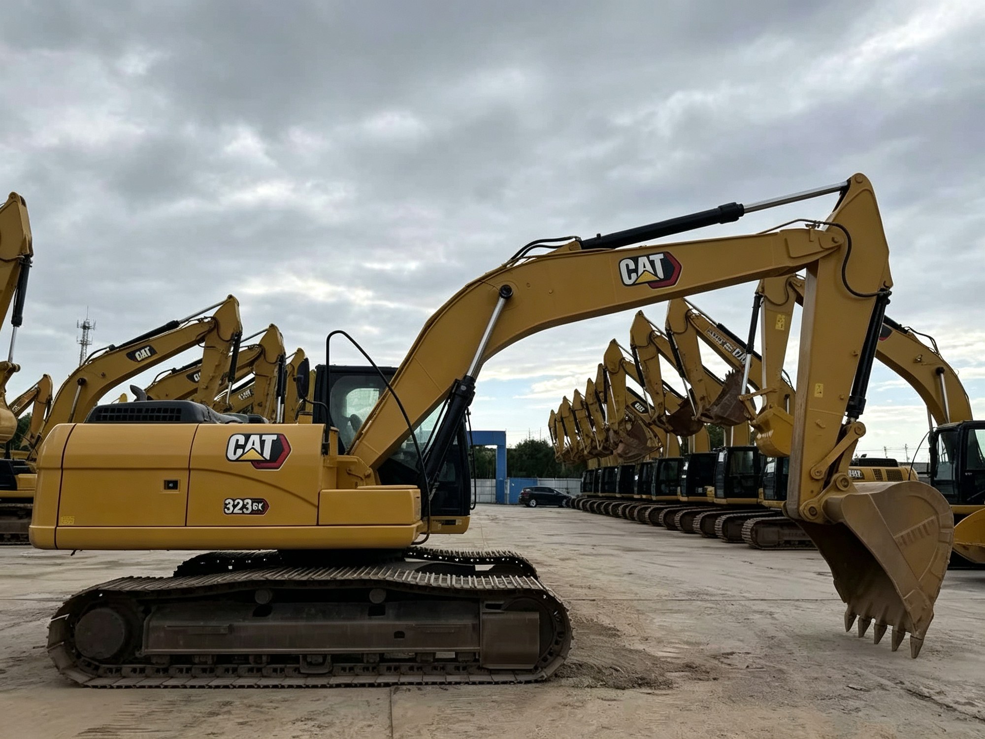 2023 год Caterpillar 323 б/у экскаватор