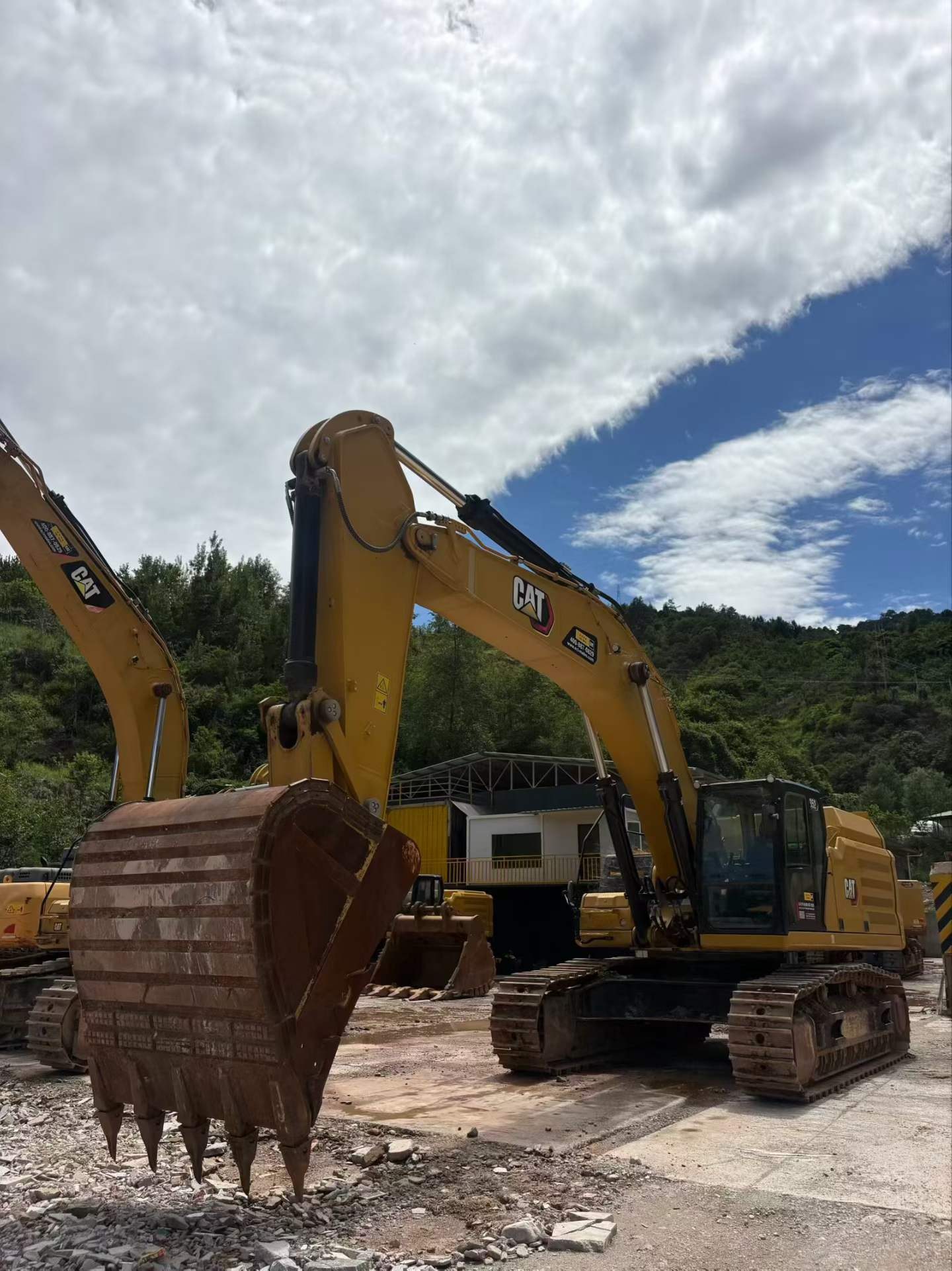 2023 рік Caterpillar 352 вживаний екскаватор