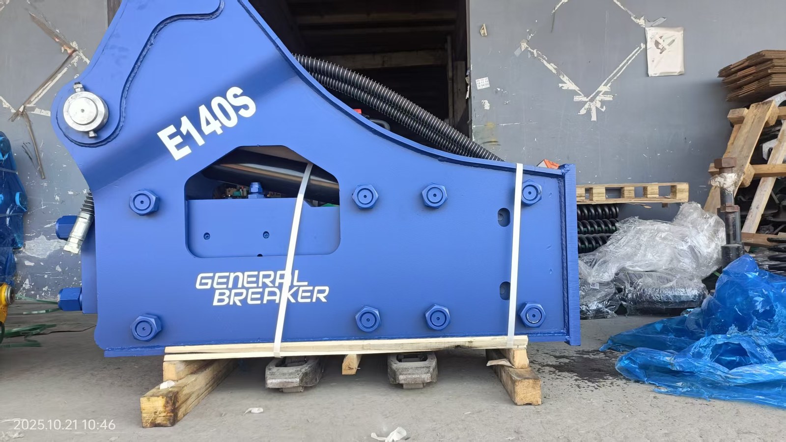 E140S Triangular Hydraulic Breaker (for 13-15 ton excavators)